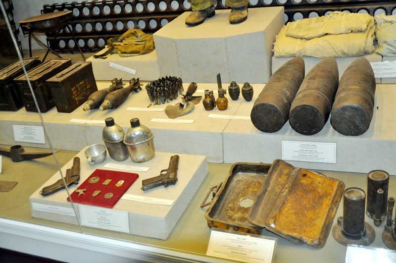 Một số hiện vật được trưng bày tại Bảo tàng chiến thắng Điện Biên Phủ (thành phố Điện Biên, tỉnh Điện Biên). (Ảnh: KT)