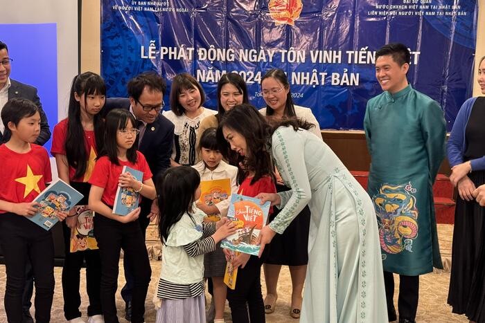 Thứ trưởng Bộ Ngoại giao Lê Thị Thu Hằng tặng sách tiếng Việt cho các học sinh