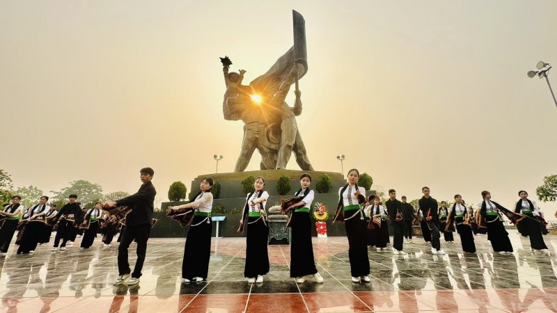 Học sinh tỉnh Điện Biên biểu diễn nhảy dân vũ dưới chân tượng đài chiến thắng Điện Biên Phủ