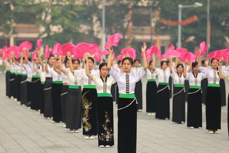 Các điệu múa truyền thống của dân tộc Thái được 600 học sinh biểu diễn tại Quảng trường 7/5.