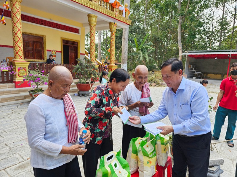 Chủ tịch UBMTTQVN tỉnh An Giang Nguyễn Tiếc Hùng tặng quà người dân Khmer. (Ảnh: Báo An Giang)