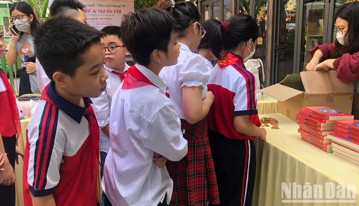 Bạn đọc nhỏ tuổi háo hức xếp hàng chờ nhận sách tặng tại Ngày Sách và Văn hóa đọc Việt Nam 2023.