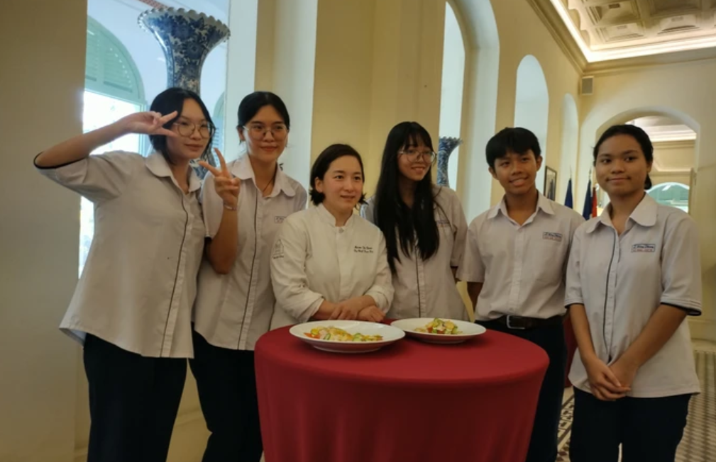 Học sinh Việt học nấu ăn theo thực đơn kiểu Pháp
