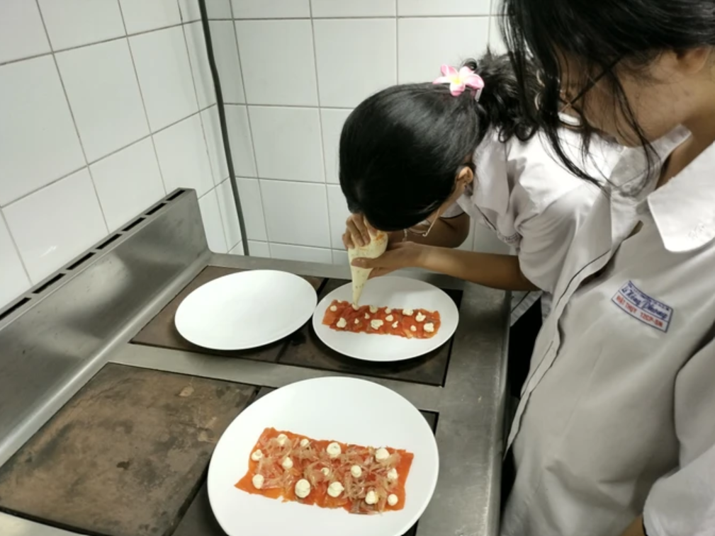 Học sinh Việt học nấu ăn theo thực đơn kiểu Pháp