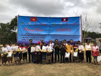 Quảng Trị: Biên phòng Hướng Lập tặng gần 100 triệu tiền quà cho nhân dân và lực lượng bảo vệ biên giới Lào