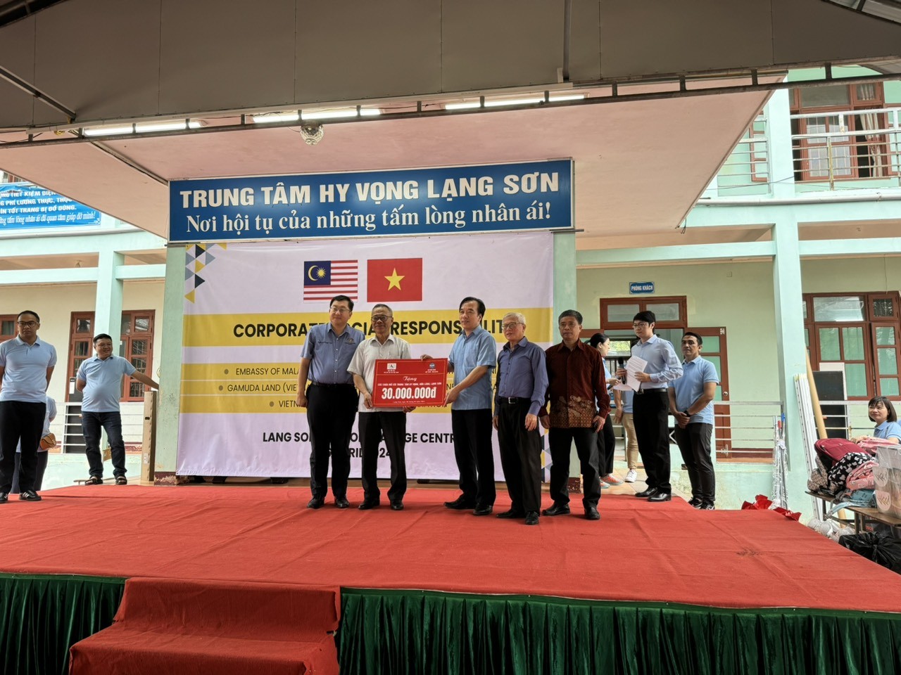 Ông Ngô Sách Thực - Chủ tịch Hội cùng Đại sứ quán Malaysia trao quà cho đại diện Trung tâm Hy Vọng 