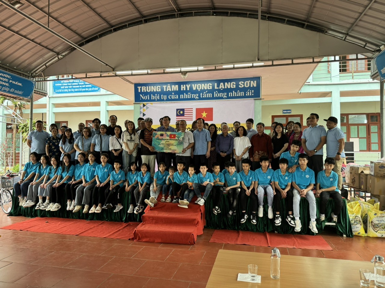 Đoàn thiện nguyện chụp ảnh cùng các trẻ ở Trung tâm Hy vọng Lạng Sơn.