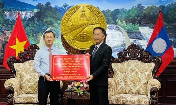 Kon Tum trao tặng 2 tỷ đồng cho người dân khó khăn của hai tỉnh ở Lào đón Tết Bun Pi May