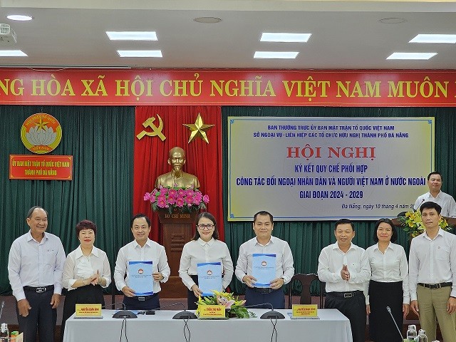 Đại diện lãnh đạo 3 cơ quan ký kết quy chế phối hợp công tác đối ngoại nhân dân và người Việt Nam ở nước ngoài giai đoạn 2024-2029. (Ảnh: DAFO)