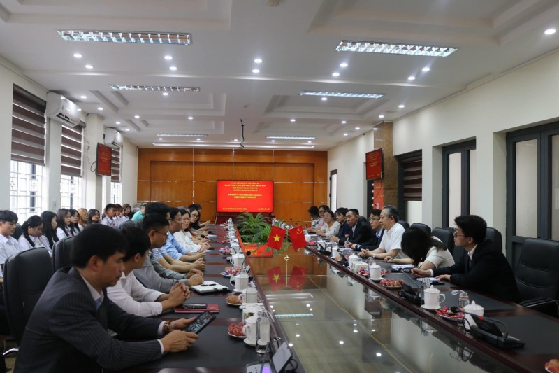 Đại sứ Trung Quốc tại Việt Nam Hùng Ba cùng đoàn công tác đã tới thăm và làm việc với Trường Cao đẳng Lào Cai.