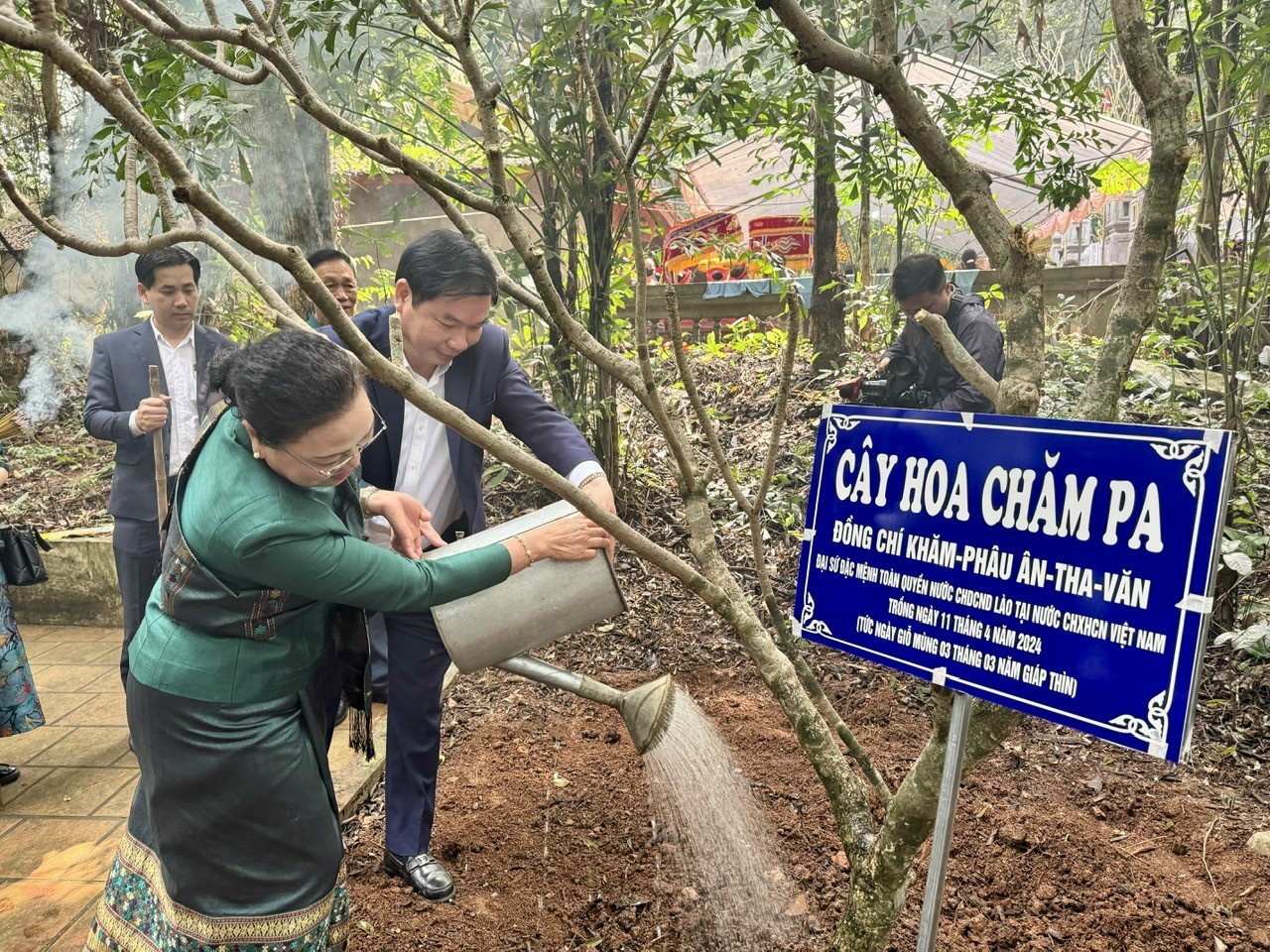Đại sứ Lào tại Việt Nam dâng hương, trồng cây hoa Chămpa tại Đền thờ công chúa Nhồi Hoa