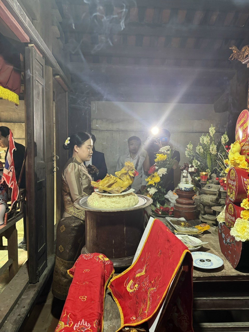 Đại sứ Lào tại Việt Nam dâng hương, trồng cây hoa Chămpa tại Đền thờ công chúa Nhồi Hoa