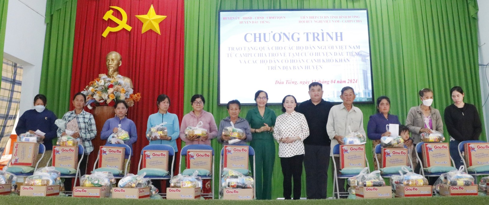 Bình Dương: tặng quà cho gia đình người Việt Nam từ Campuchia trở về sinh sống ở huyện Dầu Tiếng