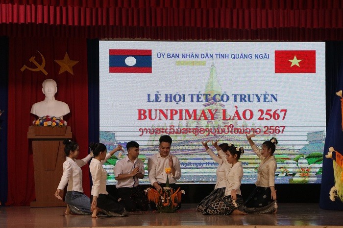 Quảng Ngãi tổ chức lễ hội Tết cổ truyền Bunpimay cho hơn 100 sinh viên Lào
