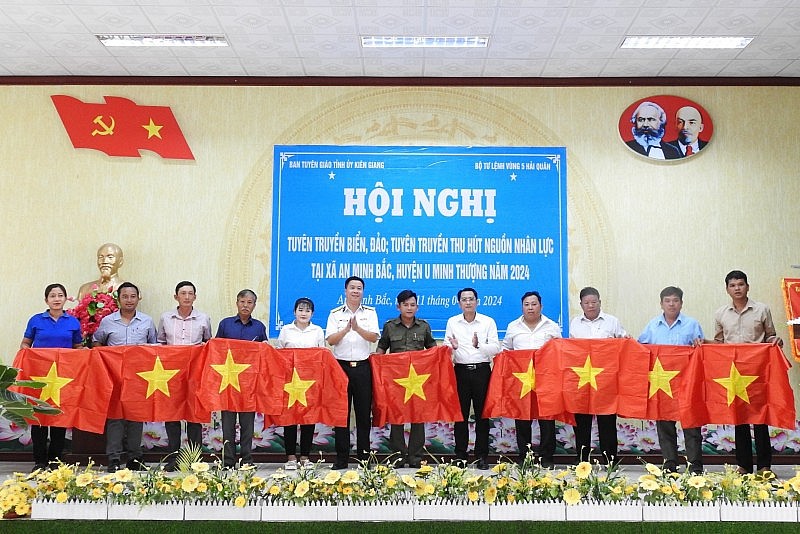 Vùng 5 Hải quân: Đưa thông tin biển đảo đến với hơn 6.000 người dân Kiên Giang