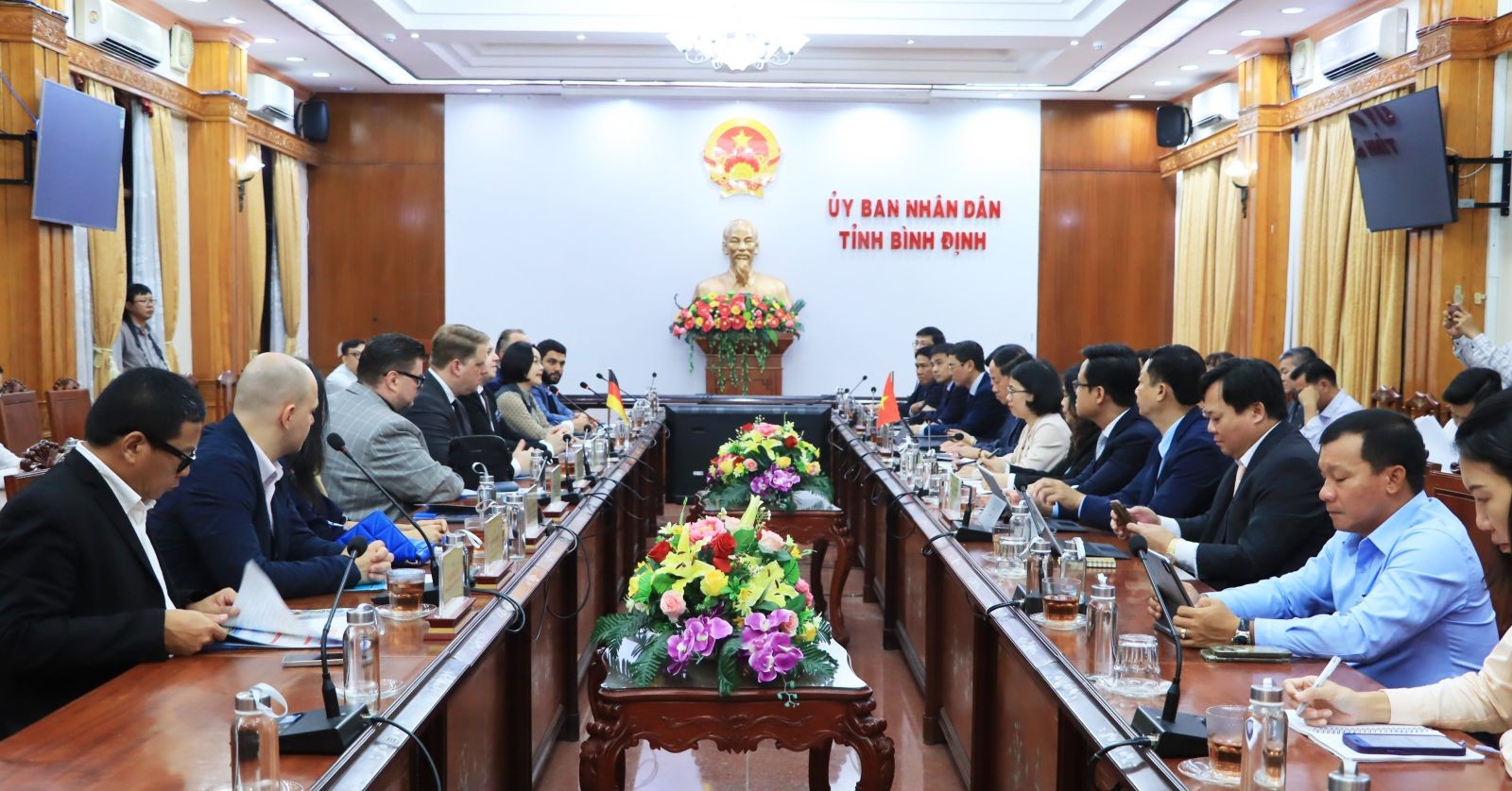 Chủ tịch UBND tỉnh Bình Định Phạm Anh Tuấn làm việc với Hiệp hội BWA. (Ảnh: binhdinh.gov.vn)