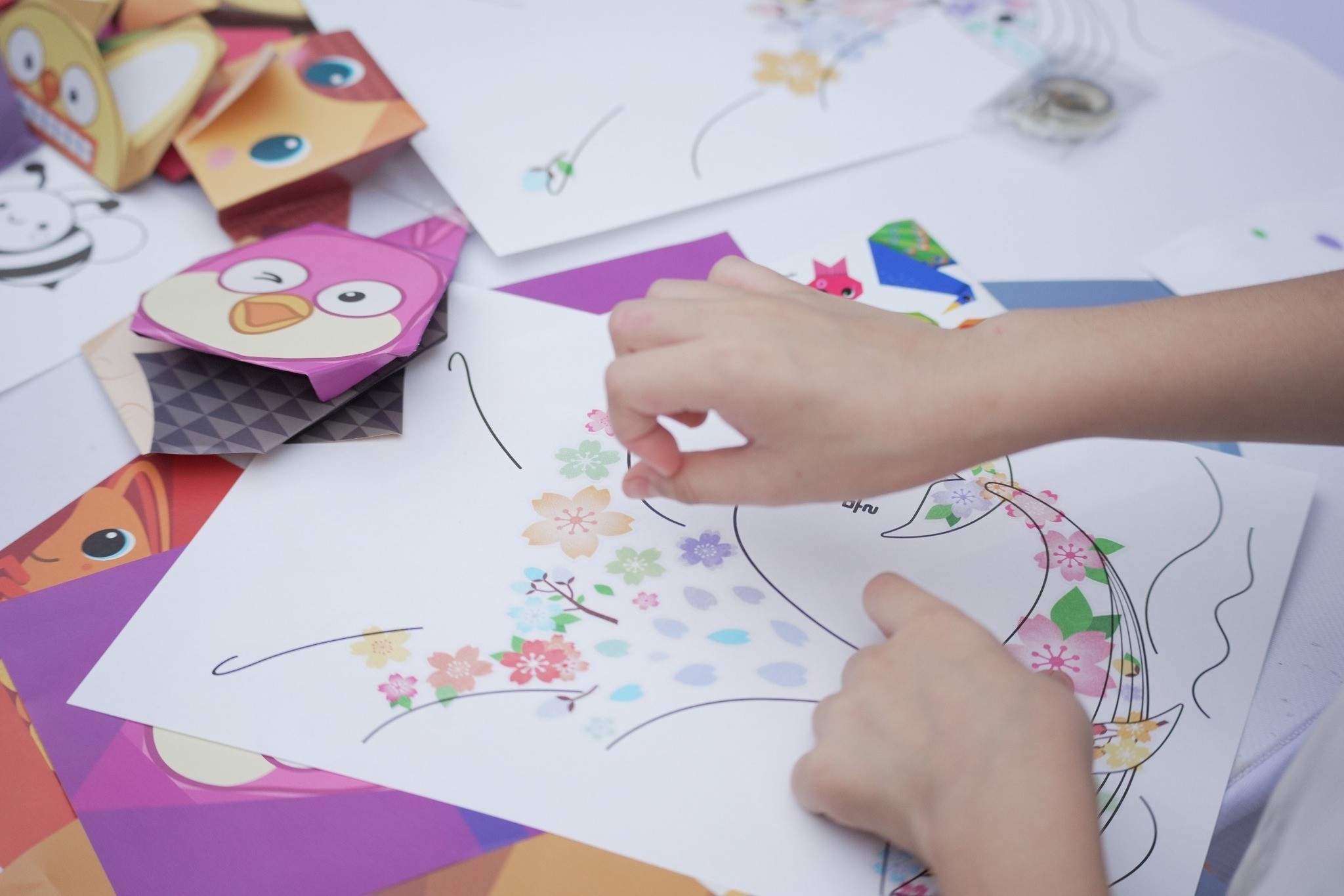 Các em nhỏ được trải nghiệm nghệ thuật gấp giấy truyền thống của Hàn Quốc (jongi jeopgi)