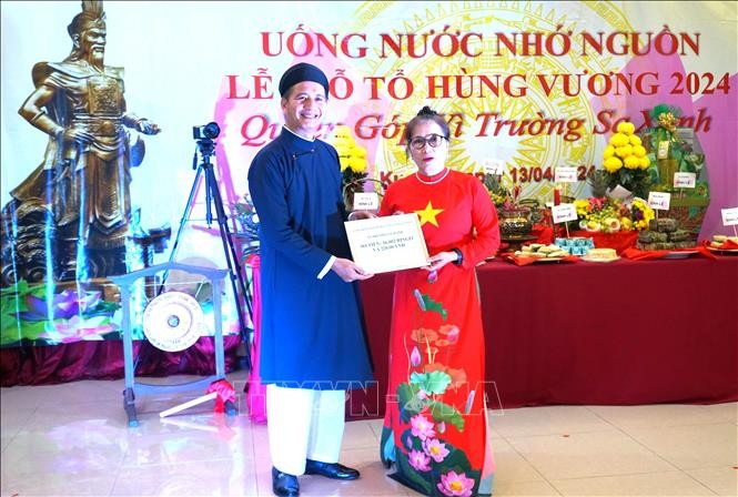 Đại sứ Đinh Ngọc Linh trao số tiền quyên góp vì Trường Sa Xanh cho bà Trần Thị Chang, Chủ tịch Hiệp hội hữu nghị Malaysia-Việt Nam. 
