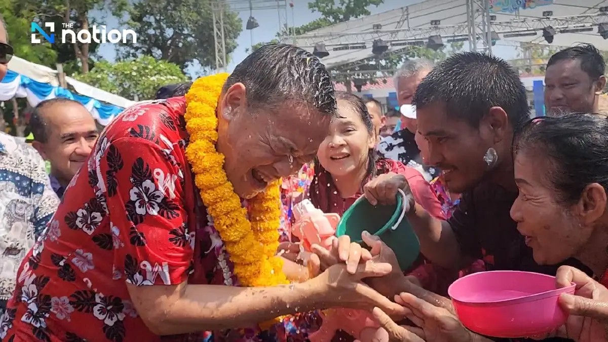 Thủ tướng Thái Lan bắn súng nước trong lễ hội Songkran