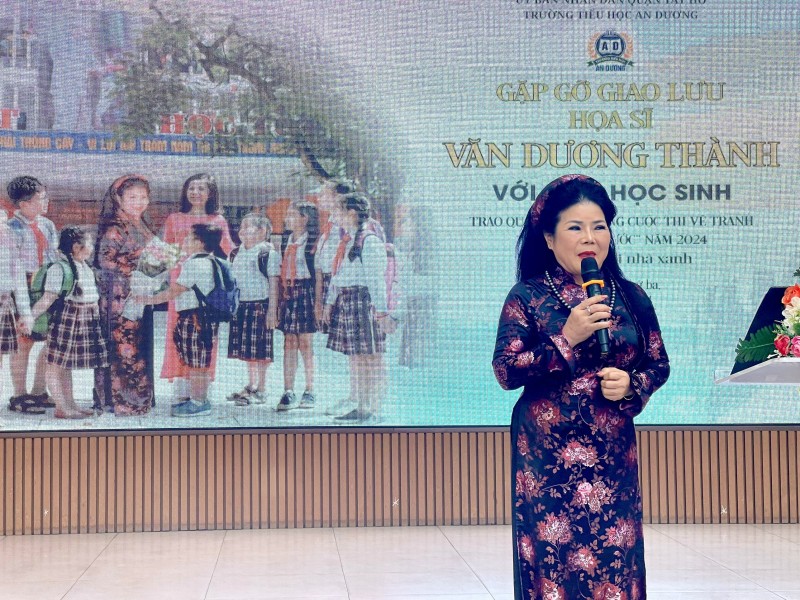 Hoa sĩ Việt kiều Văn Dương Thành giao lưu với 1.000 học sinh Hà Nội
