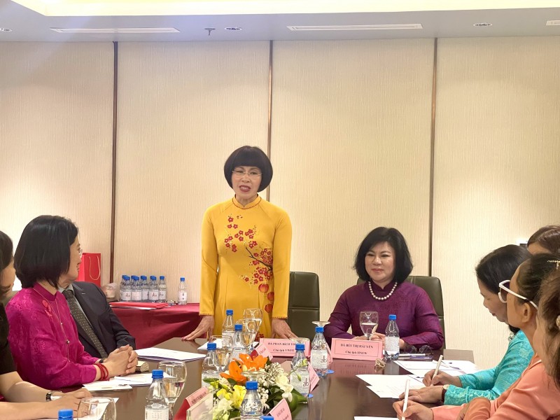 Diễn đàn phụ nữ Việt Nam tại Châu Âu kí kết hợp tác Hiệp hội nữ doanh nhân TP Hà Nội