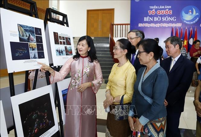 Giới thiệu 100 bức ảnh nghệ thuật “Tổ quốc bên bờ sóng” tại Lào