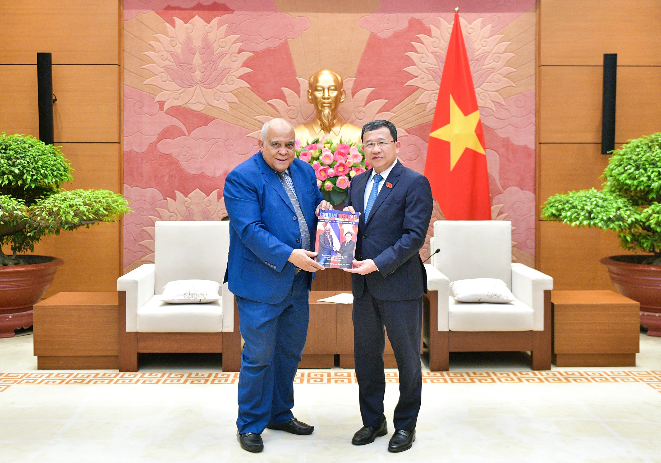 Đại sứ Orlando Hernández Guillén đã trao tặng Quốc hội Việt Nam cuốn Đặc san “Cuba và Việt Nam: Biểu tượng của tình hữu nghị anh em”.