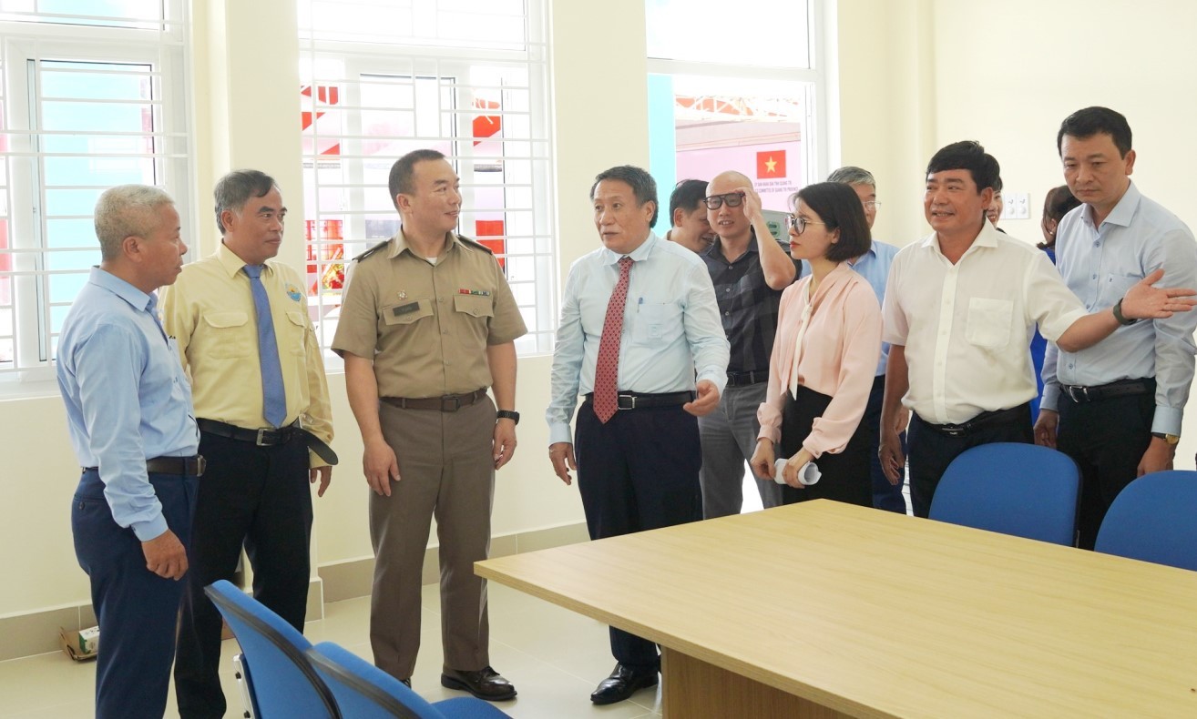 Các đại biểu tham quan các hạng mục tại công trình Trường Mầm non Triệu Thuận. (Ảnh: Quangtri.gov.vn)