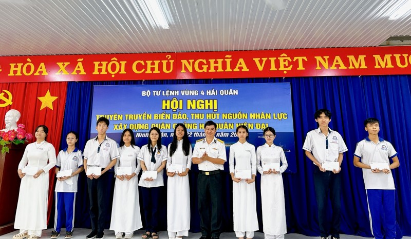 Vùng 4 Hải quân đưa thông tin về biển, đảo đến với các em học sinh tỉnh Ninh Thuận