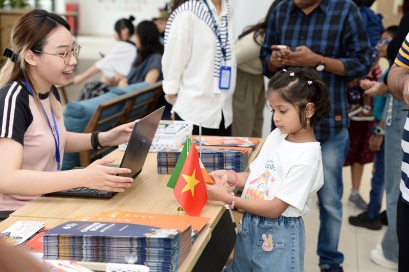 Các em học sinh đến từ 15 quốc gia được trải nghiệm văn hóa Ấn Độ ngay tại Hà Nội