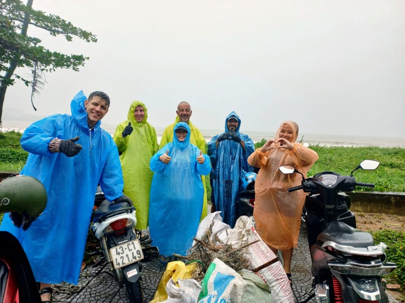 Những người bạn nước ngoài dọn rác trên bãi biển Đà Nẵng