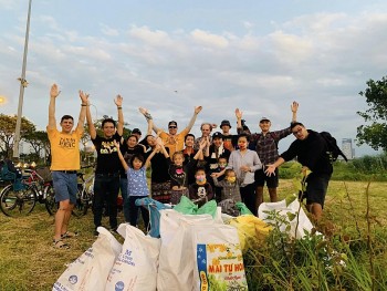 Những người bạn nước ngoài dọn rác trên bãi biển Đà Nẵng