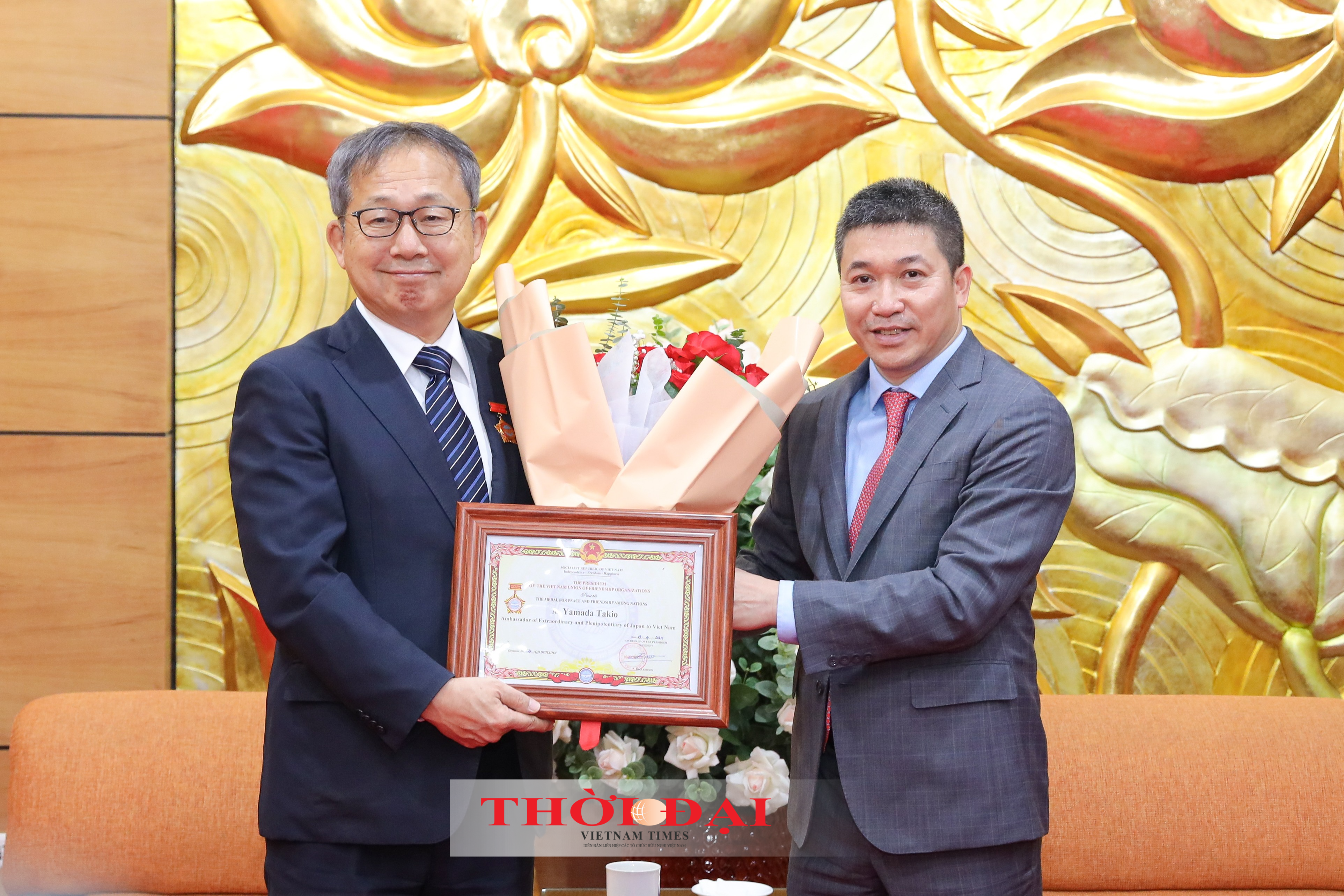 Ông Phan Anh Sơn (bên phải), Chủ tịch Liên hiệp các tổ chức hữu nghị Việt Nam trao tặng Kỷ niệm chương “Vì hòa bình, hữu nghị giữa các dân tộc” cho Đại sứ Yamada Takio. (Ảnh: Đinh Hòa)