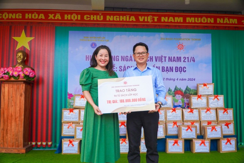 Zhi-Shan Foundation bàn giao 125 tủ sách cho 13 trường mầm non và tiểu học trên địa bàn huyện Phú Lộc, Huế