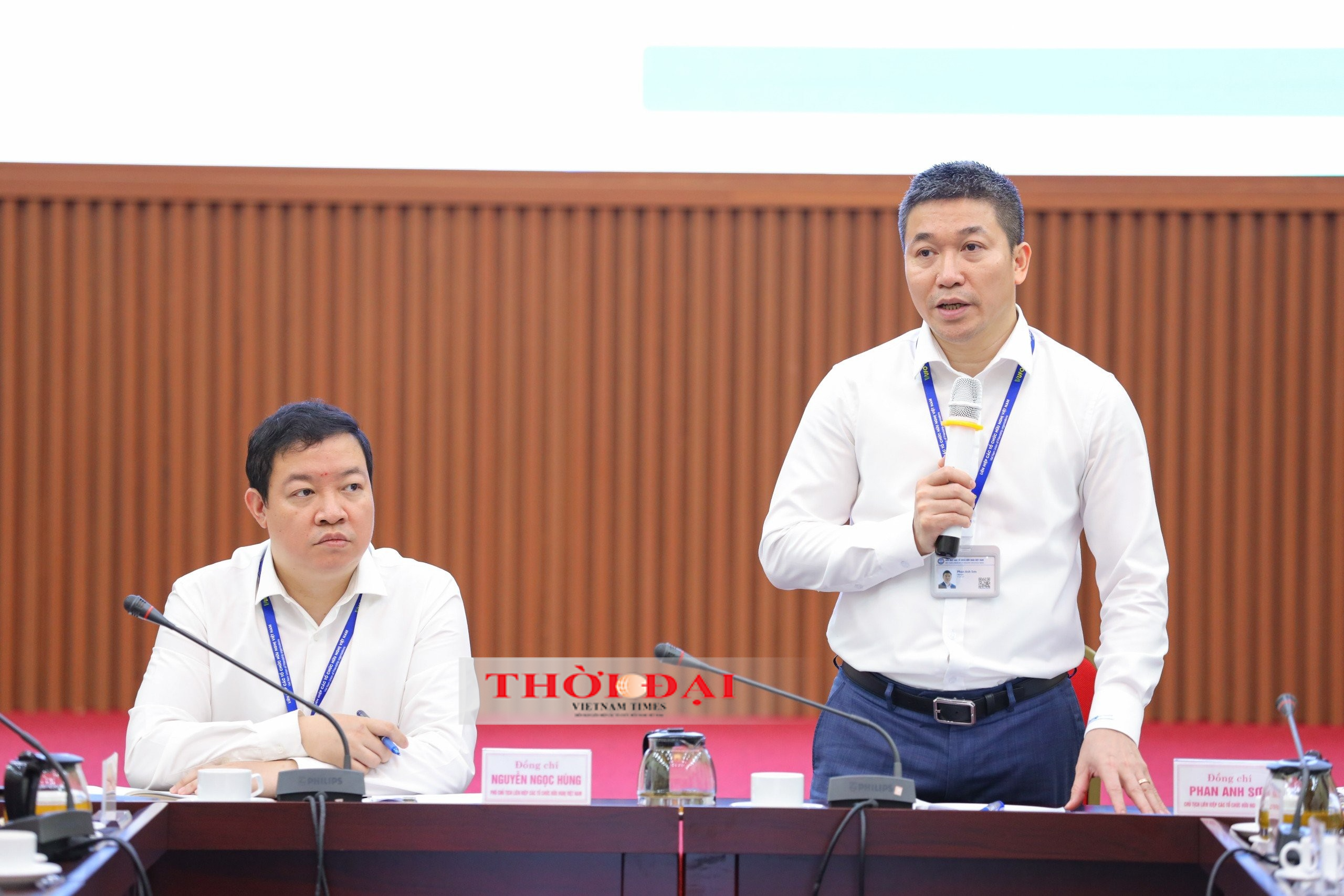 Ông Phan Anh Sơn (bên phải), Chủ tịch Liên hiệp các tổ chức hữu nghị Việt Nam phát biểu tại buổi gặp gỡ. (Ảnh: Đinh Hòa) 