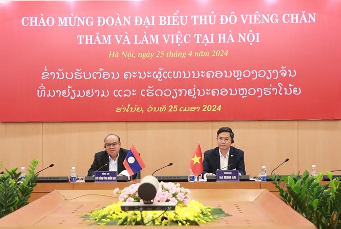 Phó Chủ tịch UBND Thành phố Hà Minh Hải (bên phải) và Phó Đô trưởng Thủ đô Vientiane Phouvong Vongkhamsao chủ trì buổi làm việc