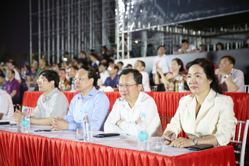 Chương trình có sự tham dự của lãnh đạo tỉnh tham dự lễ tổng duyệt Carnaval Hạ Long 2024 (Ảnh: baoquangninh.vn)