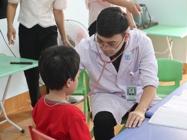 VCF khám tim miễn phí cho trẻ em khu vực miền Trung, Tây Nguyên