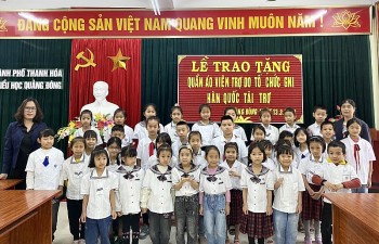 gni tai tro 6132 chiec ao cho hoc sinh o huyen vinh loc thanh hoa