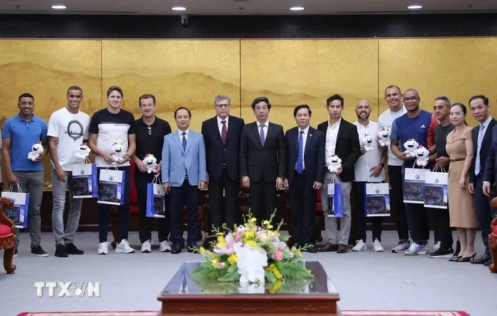 Lãnh đạo UBND TP Đà Nẵng chụp ảnh lưu niệm cùng Đại sứ đặc mệnh toàn quyền Brazil tại Việt Nam và thành viên đoàn bóng đá Brazil. (Ảnh: TTXVN)
