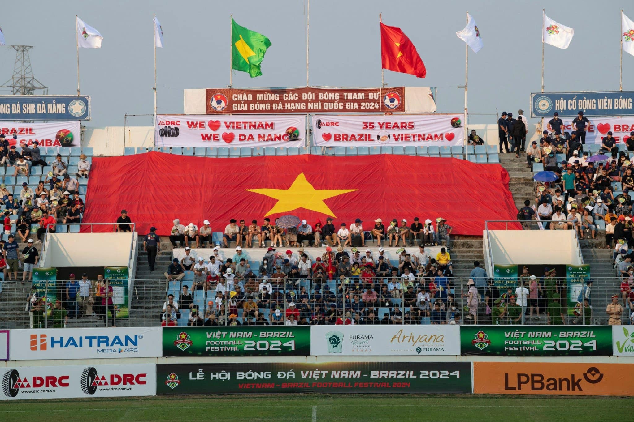 Sự kiện thu hút hàng nghìn người hâm mộ bóng đá và khách du lịch tham dự, hòa mình vào không khí bóng đá cuồng nhiệt.