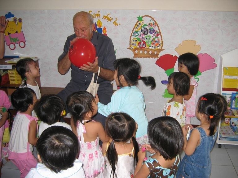 Ông Kutin vui đùa cùng các cháu ở Làng trẻ em SOS.