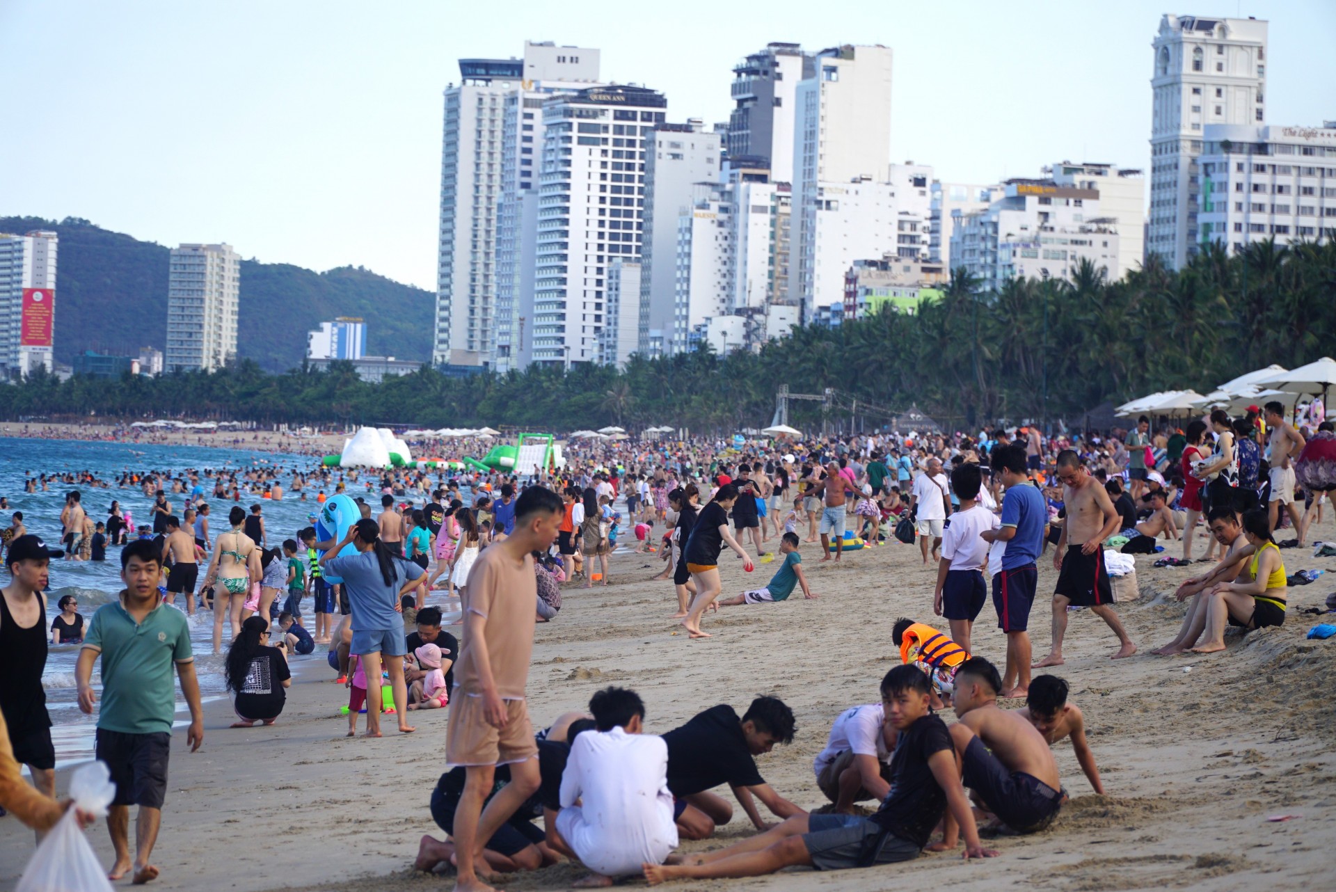 Bãi biển ở trung tâm thành phố Nha Trang đông nghịt khách tắm biển giải nhiệt vào chiều 28/4. (Ảnh: Báo Khánh Hòa)