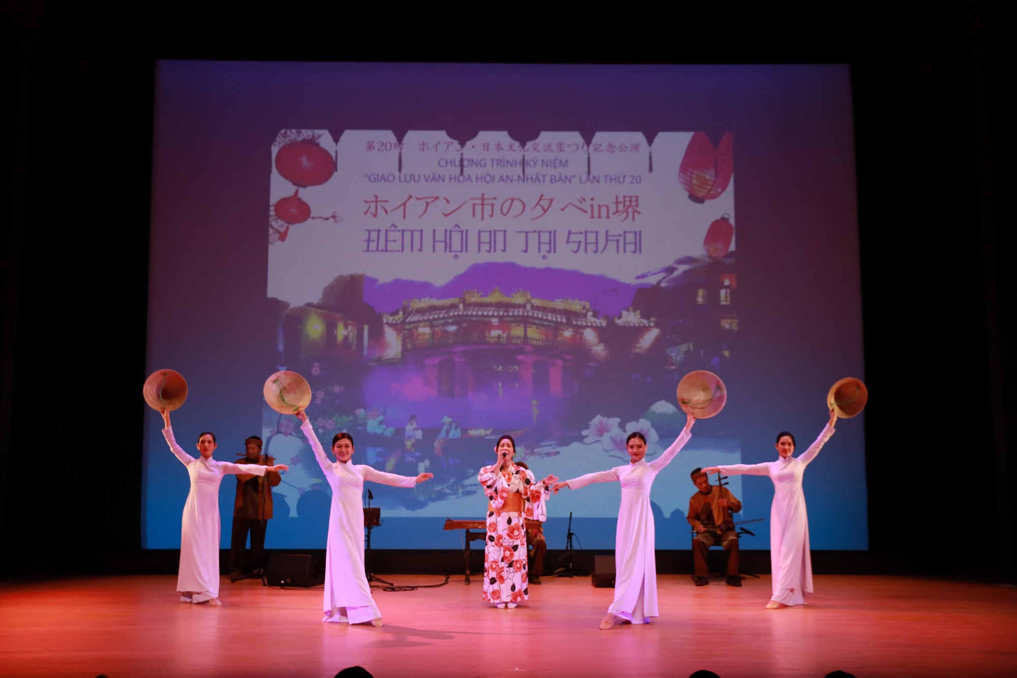 Biểu diễn nghệ thuật Hội An tại chương trình Đêm Hội An tại Sakai. (Ảnh: Phụ nữ Việt Nam)