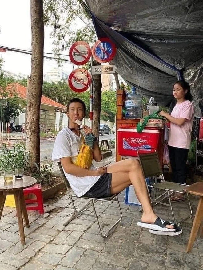 Năm 2019, Lee Seung Hoon, thành viên nhóm nhạc Winner của Hàn Quốc đến Đà Nẵng du lịch. Thay vì tận hưởng dịch vụ sang trọng, Lee Seung Hoon gây chú ý vì trang phục giản dị với với áo ba lỗ, quần short, đi dép lê. Anh cũng thoải mái tận hưởng ẩm thực địa phương ở vỉa hè, chạy xe máy. (Ảnh: Ảnh: Cảii Bắp)