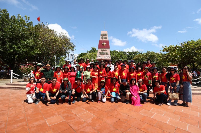 70 kiều bào thăm Trường Sa, nhà giàn DK-I nhân kỷ niệm 49 năm thống nhất Tổ quốc