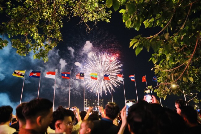 Thành phố Hồ Chí Minh rực rỡ pháo hoa và trình diễn drone mừng đại lễ 30/4