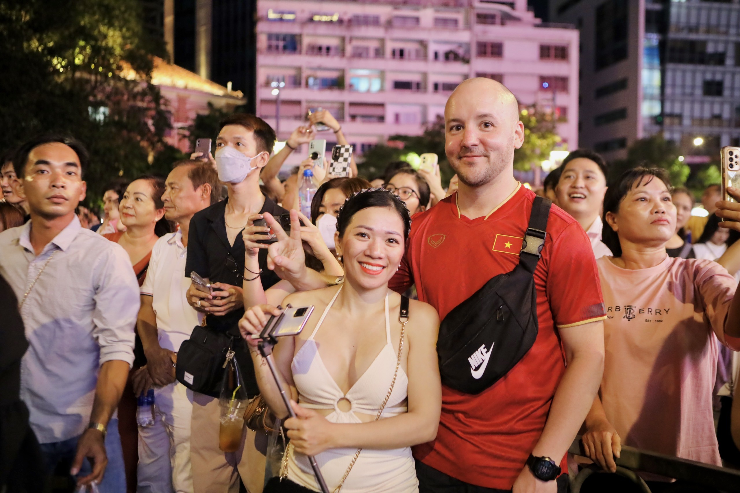 Thành phố Hồ Chí Minh rực rỡ pháo hoa và trình diễn drone mừng đại lễ 30/4