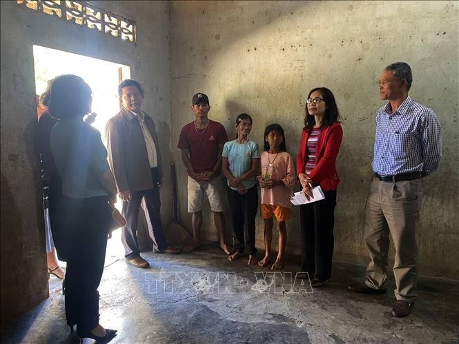 Sở Lao động - Thương binh và Xã hội tỉnh Kon Tum cùng chính quyền địa phương đến thăm hỏi gia đình chị Y Nghen (trú thôn Kon Sơ Tiu, xã Ngọk Réo, huyện Đăk Hà). Ảnh: TTXVN phát