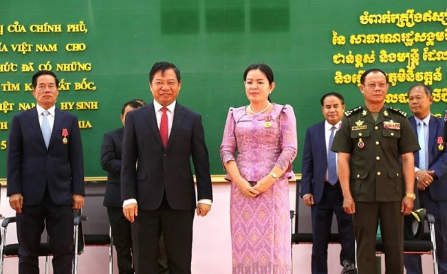 Tri ân các tập thể, cá nhân của Campuchia trong tìm kiếm, cất bốc quy tập và hồi hương hài cốt quân tình nguyện Việt Nam